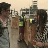 Chase Stokes y Madelyn Cline en Capítulo 4 titulado 'Juegos de espías' de 'Outer Banks'