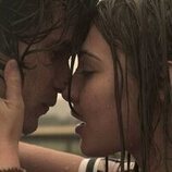 Chase Stokes y Madelyn Cline en 1x04 'Juegos de espías' de 'Outer Banks'