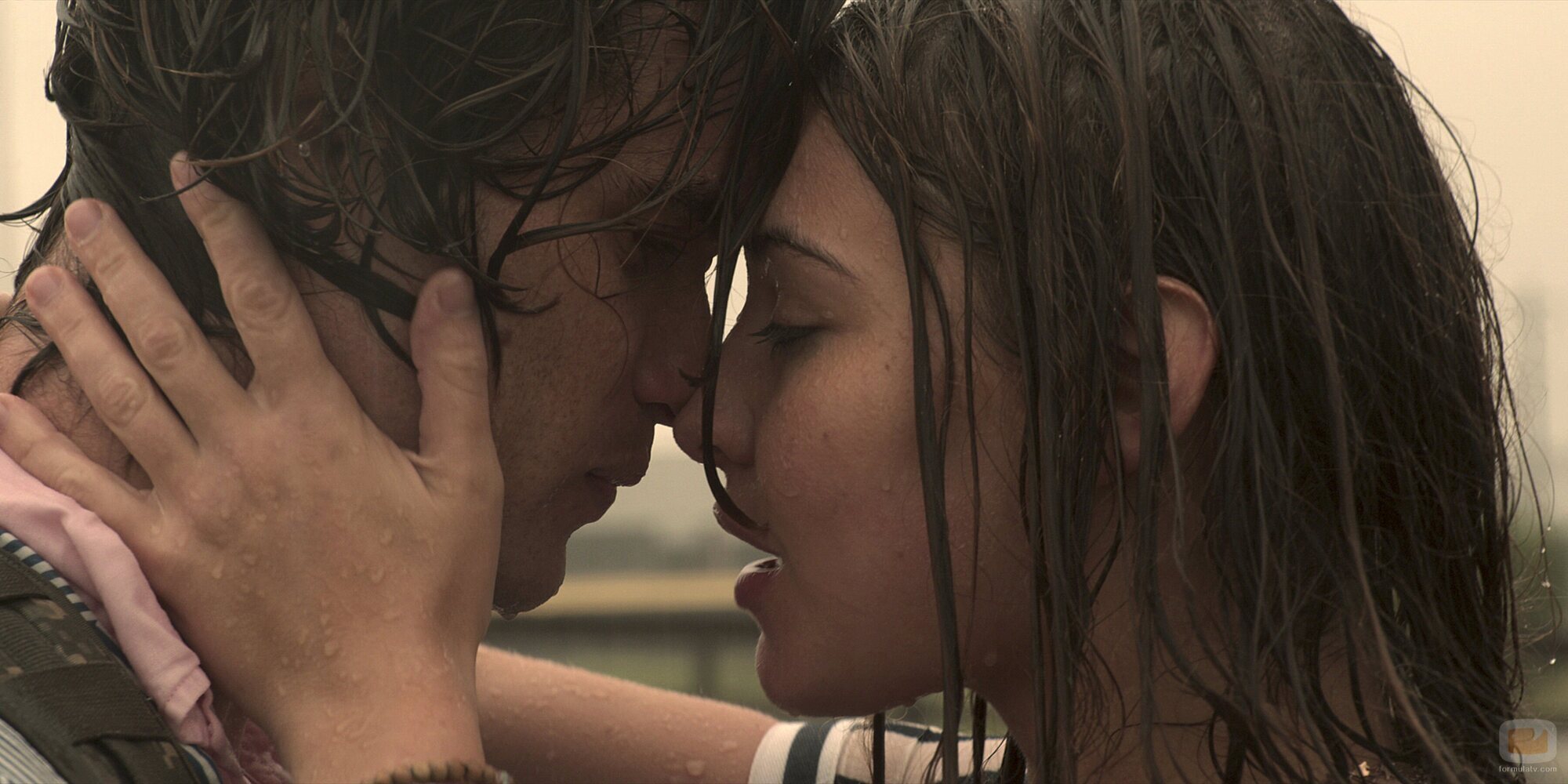 Chase Stokes y Madelyn Cline en 1x04 'Juegos de espías' de 'Outer Banks'
