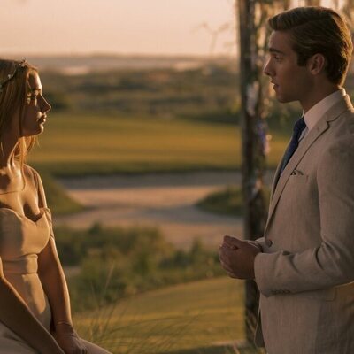Madelyn Cline y Austin North en 'Fiesta estival' de 'Outer Banks'