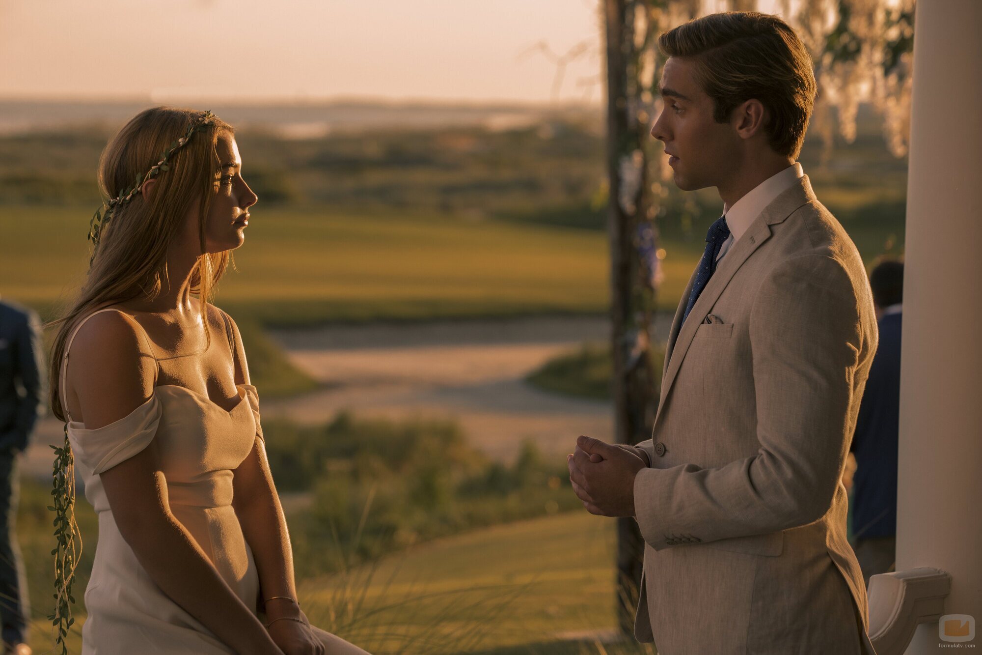 Madelyn Cline y Austin North en 'Fiesta estival' de 'Outer Banks'