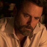 Charles Esten en 1x05 'Fiesta estival' de 'Outer Banks'