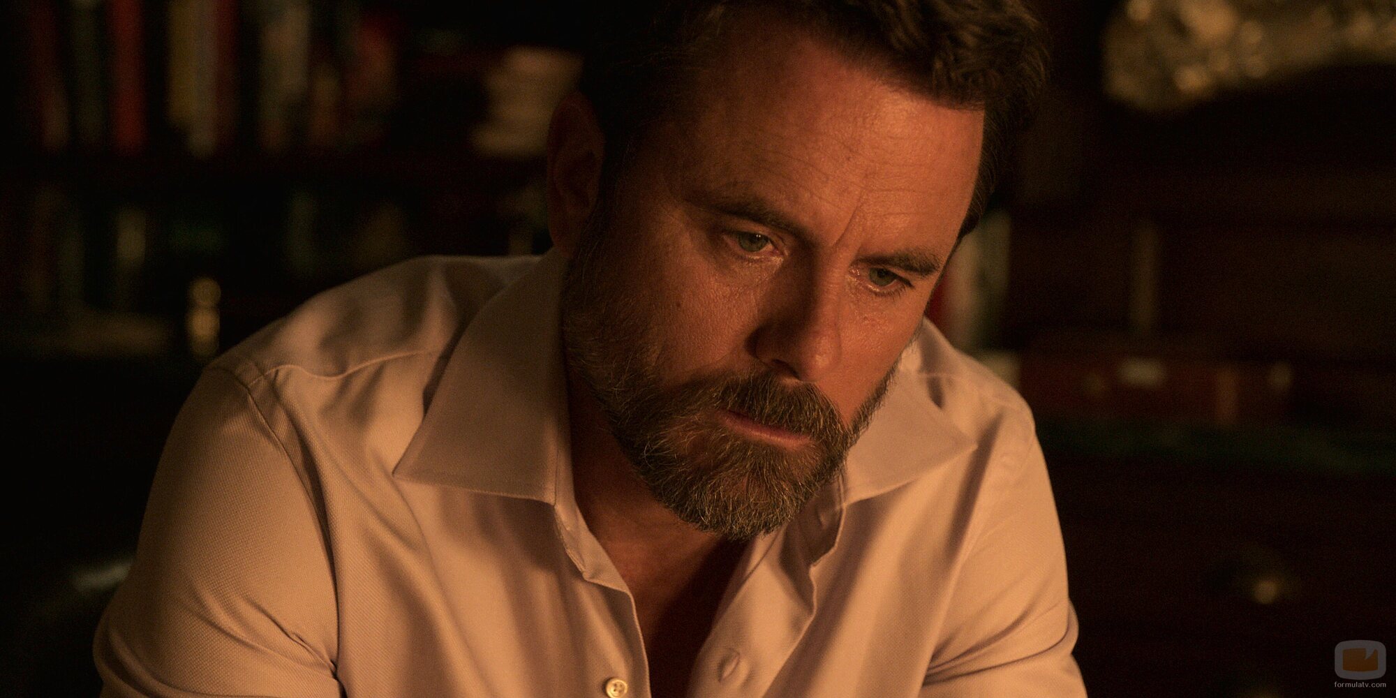 Charles Esten en 1x05 'Fiesta estival' de 'Outer Banks'