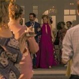 Charles Esten y Caroline Arapoglou en 1x05 titulado 'Fiesta estival' de 'Outer Banks'
