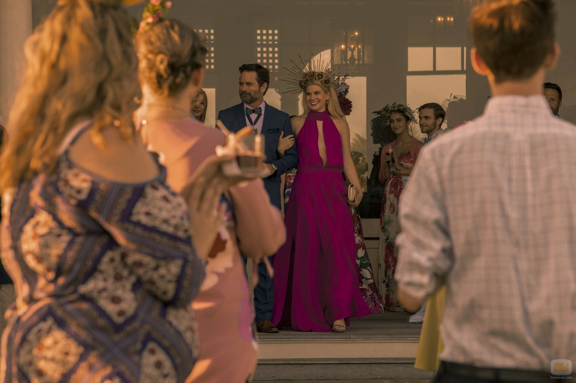 Charles Esten y Caroline Arapoglou en 1x05 titulado 'Fiesta estival' de 'Outer Banks'
