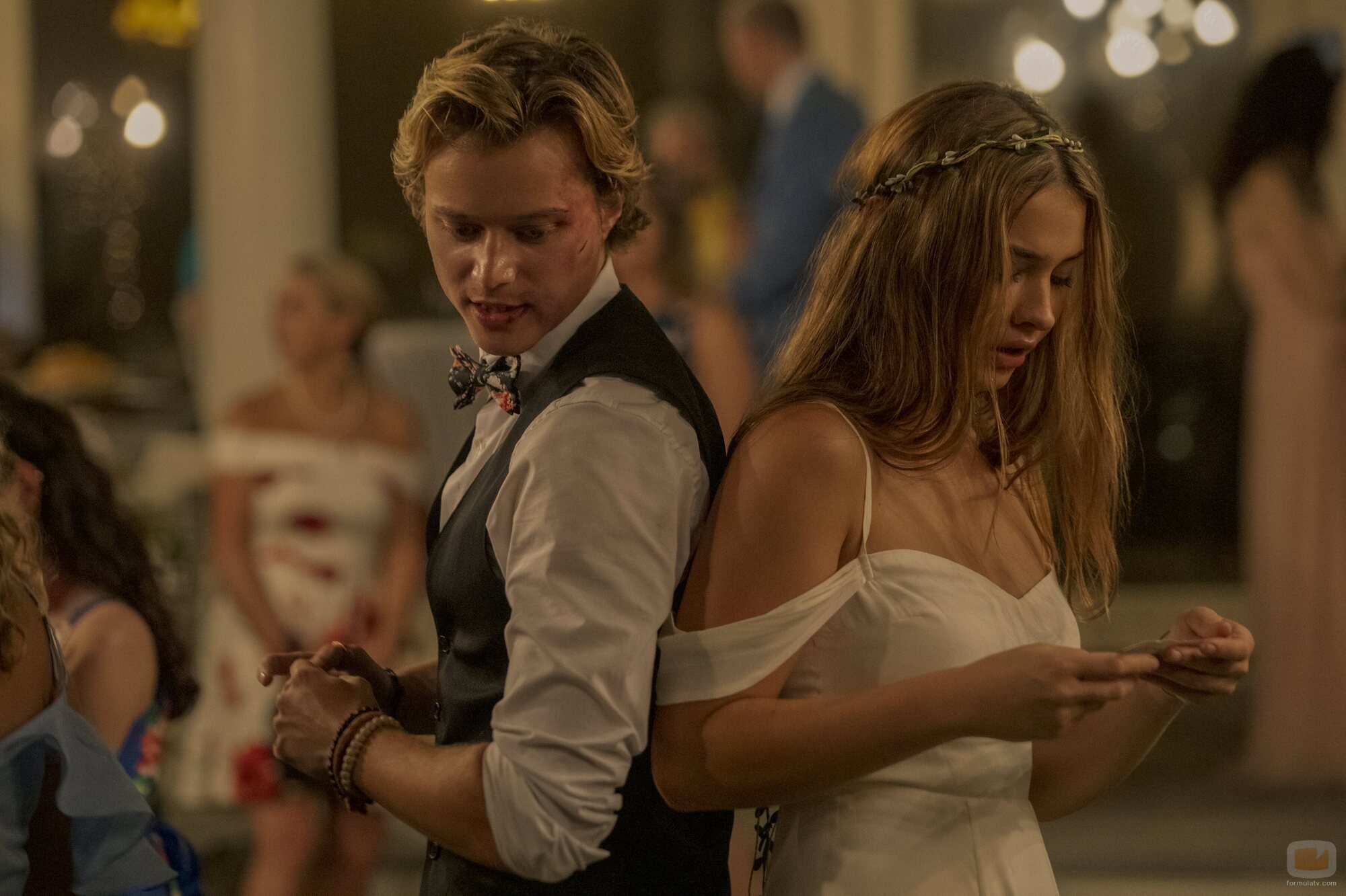 Madelyn Cline y Rudy Pankow en 'Fiesta estival' de 'Outer Banks'