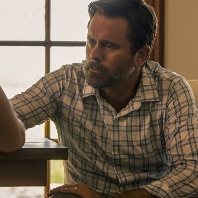Charles Esten en 1x06 'Parcela 9' de 'Outer Banks'