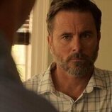 Charles Esten en la temporada 1 y el capítulo 06 de 'Outer Banks'