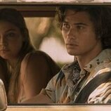 Chase Stokes y Madelyn Cline en el 1x07 de 'Outer Banks'