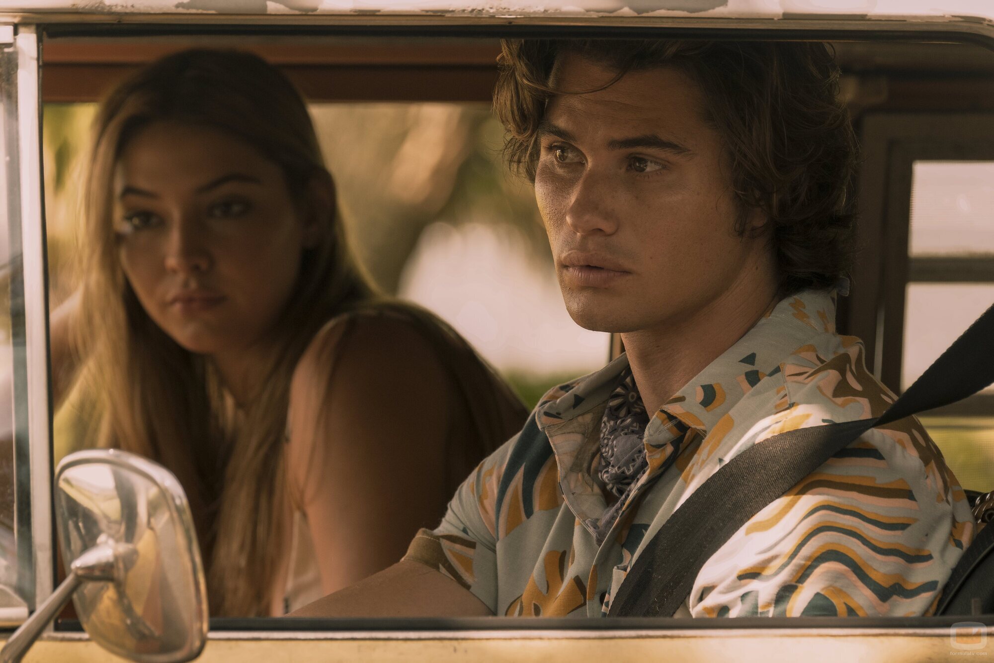 Chase Stokes y Madelyn Cline en el 1x07 de 'Outer Banks'