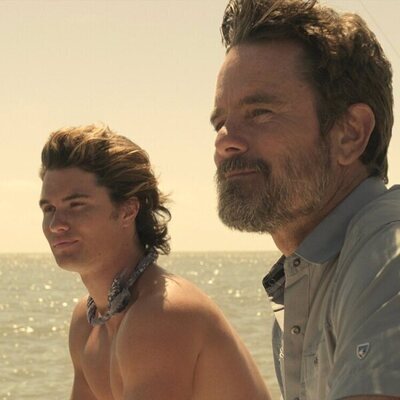 Charles Esten y Chase Stokes en la temporada 1 y el capítulo 07 de 'Outer Banks'