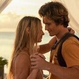 Chase Stokes y Madelyn Cline en la temporada 2 y el capítulo 01 de 'Outer Banks'