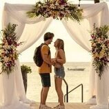 Chase Stokes y Madelyn Cline en Capítulo 1 titulado 'El oro' de 'Outer Banks'