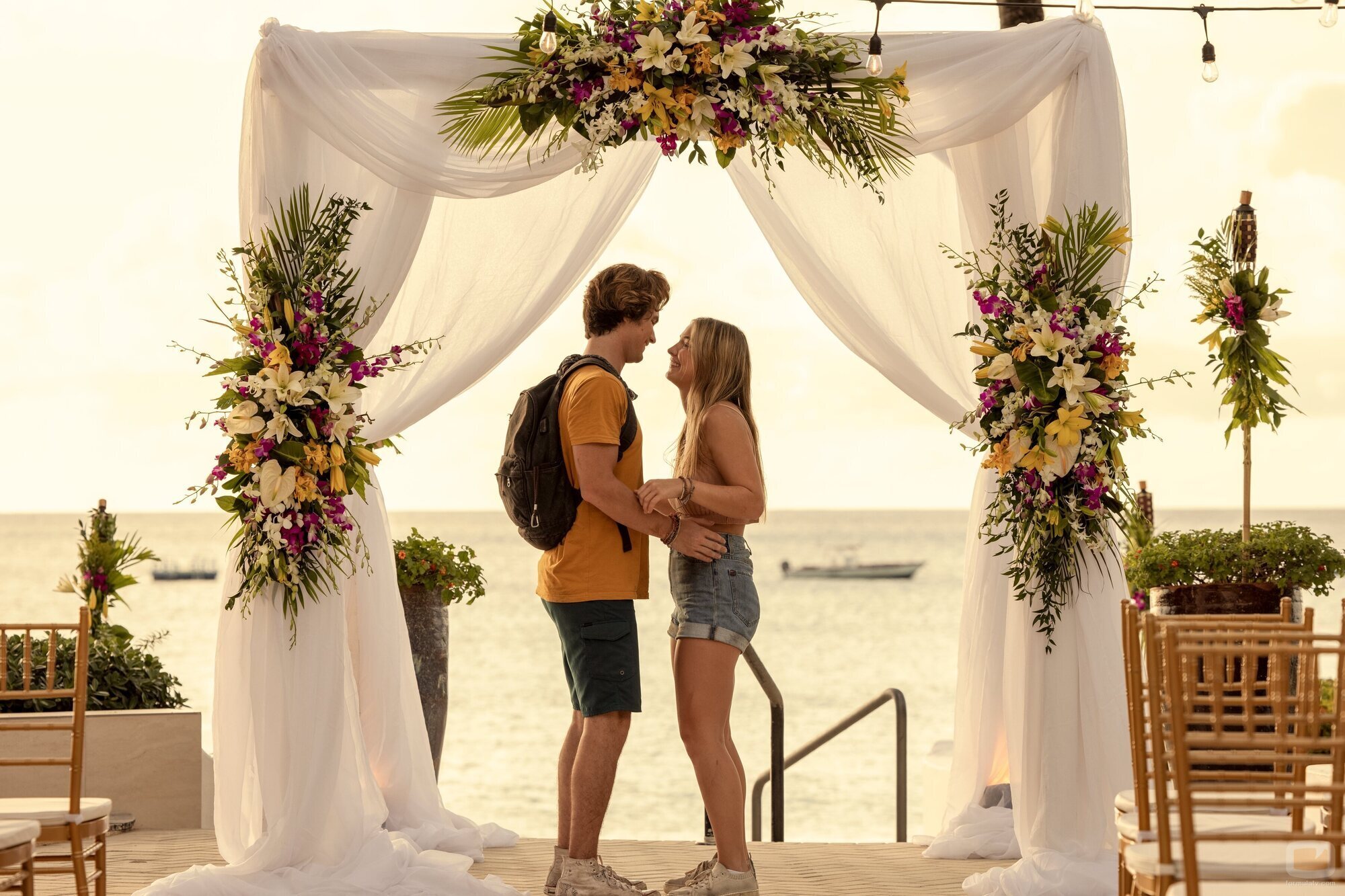 Chase Stokes y Madelyn Cline en Capítulo 1 titulado 'El oro' de 'Outer Banks'