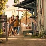 Chase Stokes y Madelyn Cline en 2x01 titulado 'El oro' de 'Outer Banks'