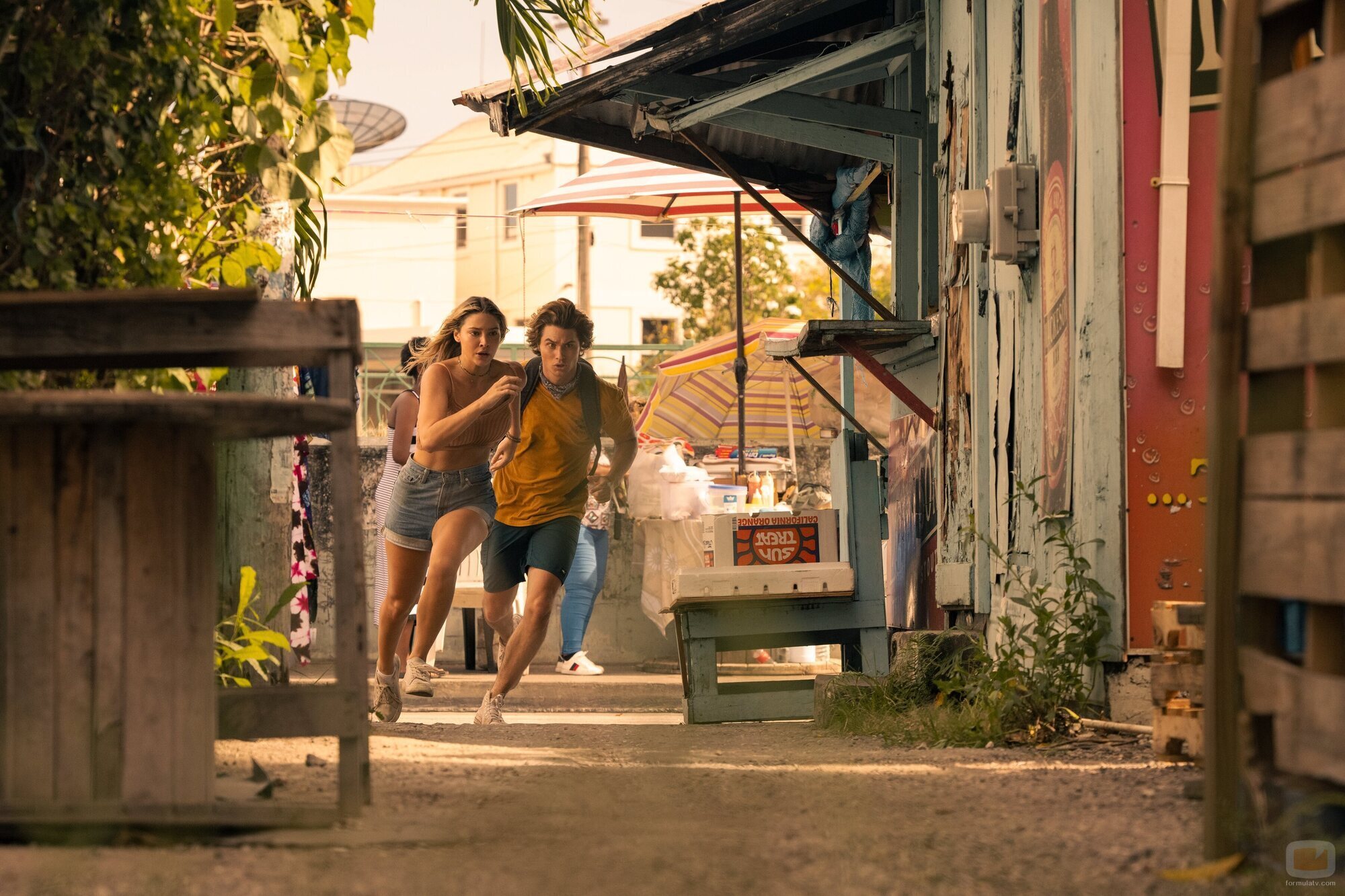 Chase Stokes y Madelyn Cline en 2x01 titulado 'El oro' de 'Outer Banks'