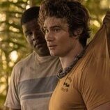 Chase Stokes en el 2x01 de 'Outer Banks'