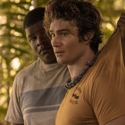 Chase Stokes en el 2x01 de 'Outer Banks'