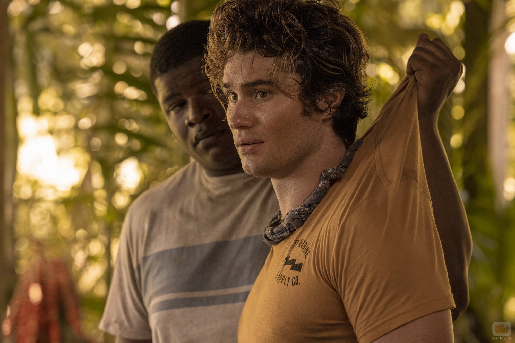Chase Stokes en el 2x01 de 'Outer Banks'