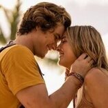 Foto de Chase Stokes y Madelyn Cline en 2x01 titulado 'El oro' de 'Outer Banks'
