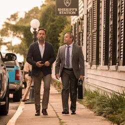 Charles Esten en Capítulo 1 titulado 'El oro' de 'Outer Banks'