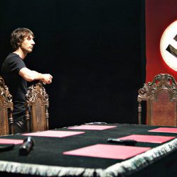 Fermín en la sala de reunión nazi