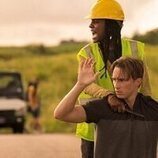 Drew Starkey y Carlacia Grant en 'El golpe' de 'Outer Banks'