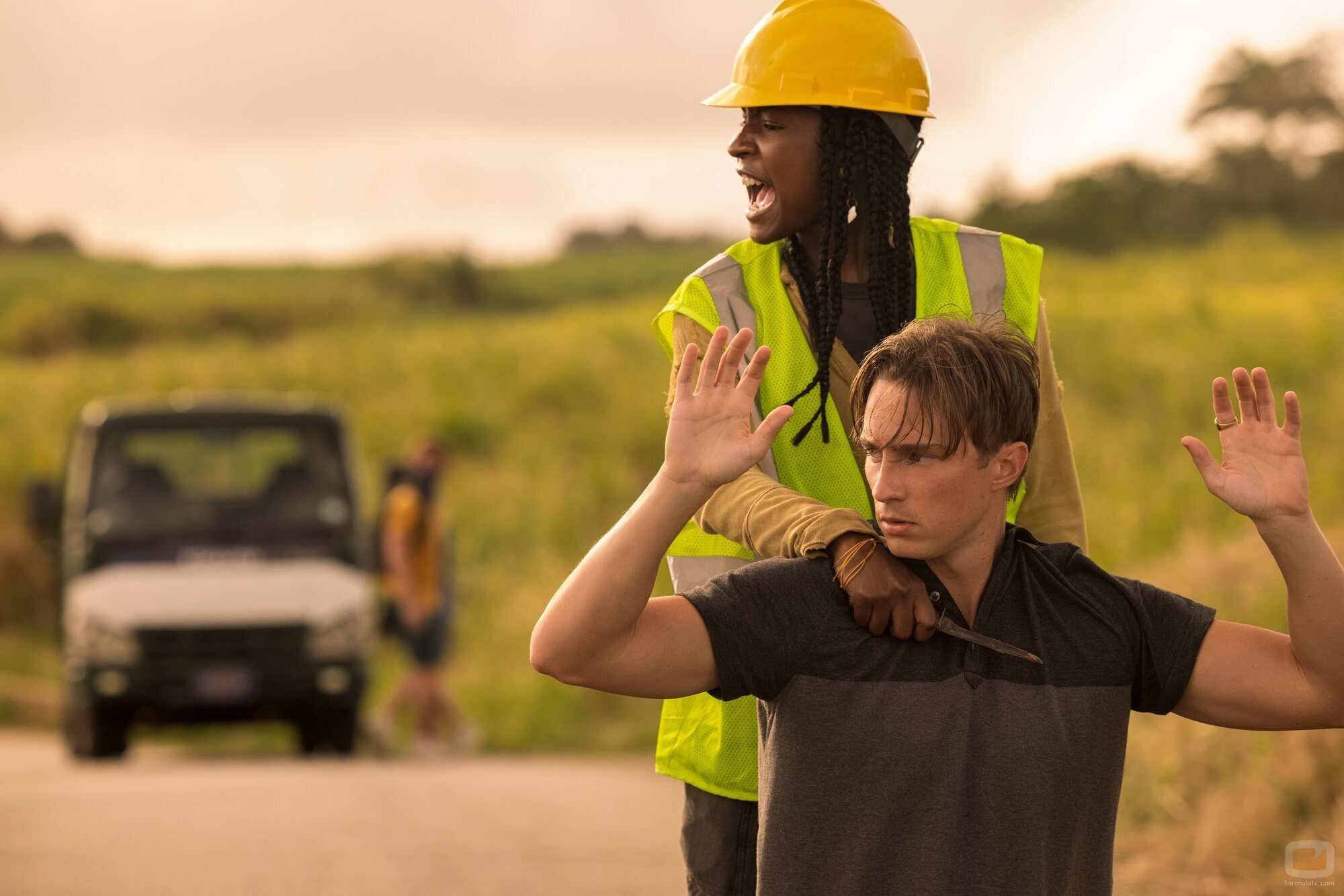 Drew Starkey y Carlacia Grant en 'El golpe' de 'Outer Banks'