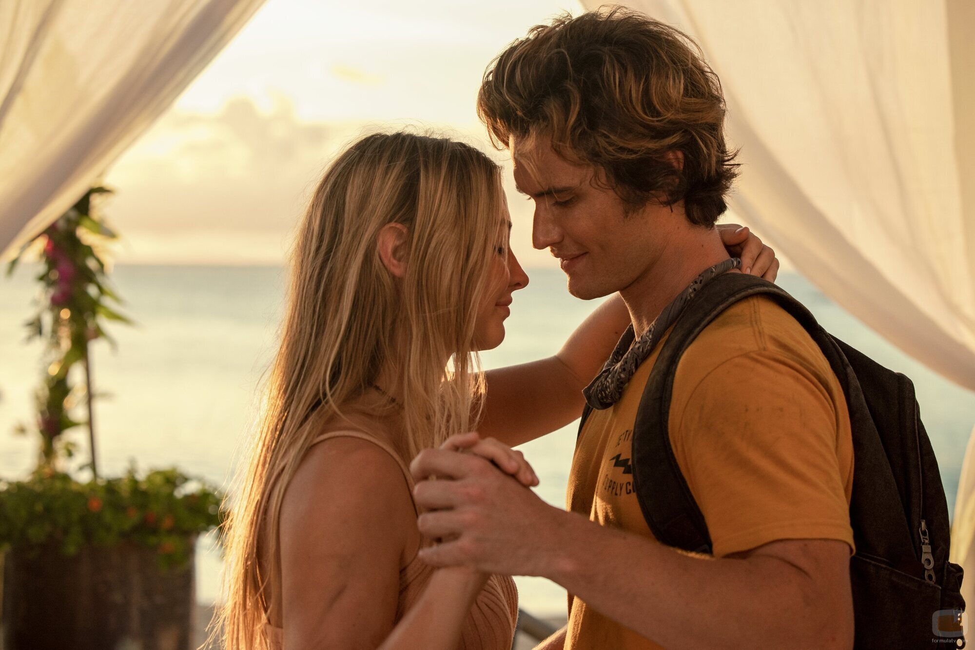 Chase Stokes y Madelyn Cline en Capítulo 2 titulado 'El golpe' de 'Outer Banks'