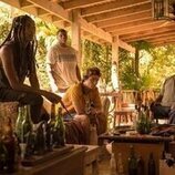 Chase Stokes y Carlacia Grant en Capítulo 2 titulado 'El golpe' de 'Outer Banks'