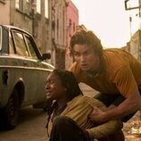 Chase Stokes y Carlacia Grant en 2x03 'Plegarias' de 'Outer Banks'