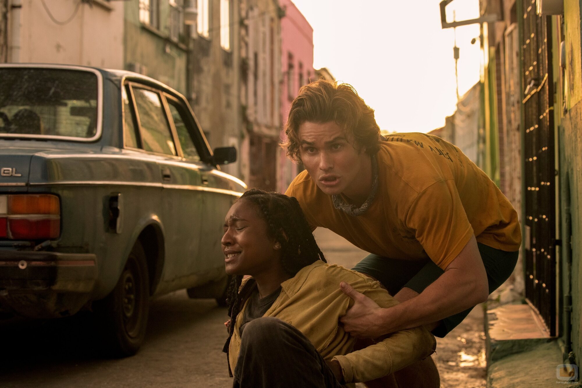 Chase Stokes y Carlacia Grant en 2x03 'Plegarias' de 'Outer Banks'