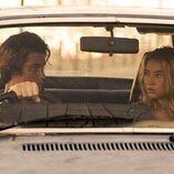 Chase Stokes y Madelyn Cline en Capítulo 3 titulado 'Plegarias' de 'Outer Banks'