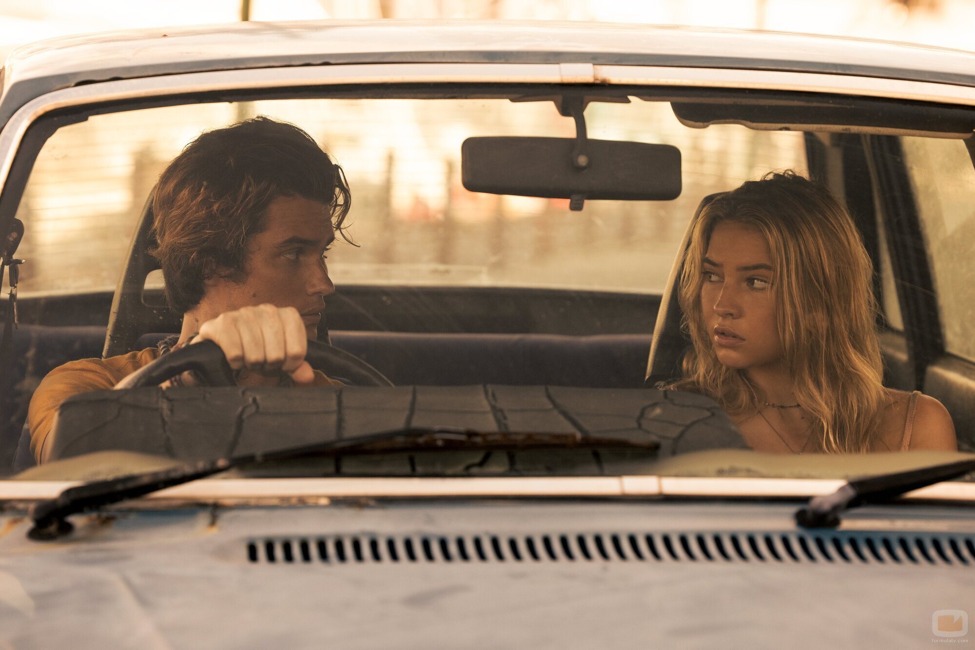 Chase Stokes y Madelyn Cline en Capítulo 3 titulado 'Plegarias' de 'Outer Banks'