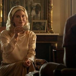 Elizabeth Mitchell en 2x04 'La vuelta a casa' de 'Outer Banks'
