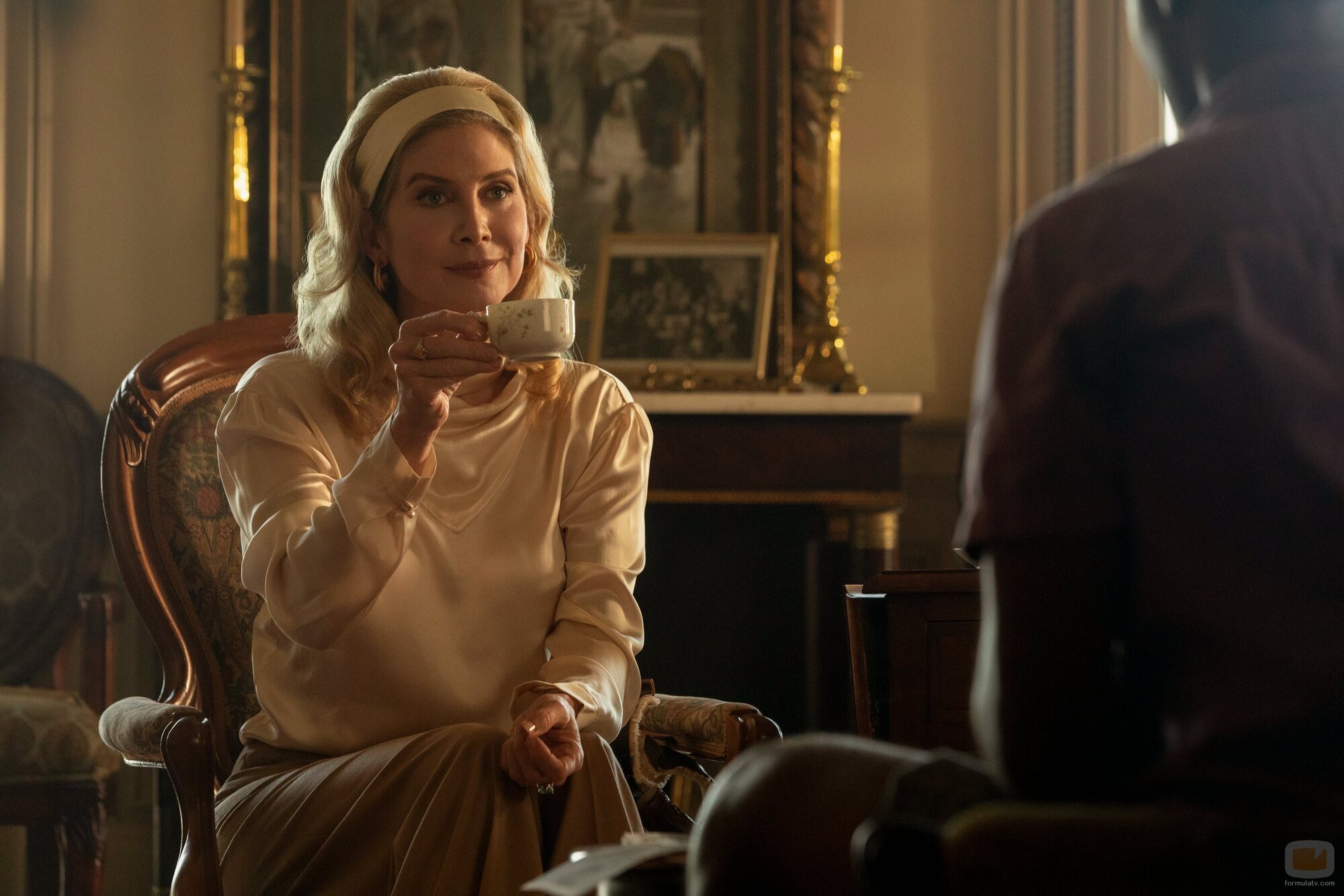 Elizabeth Mitchell en 2x04 'La vuelta a casa' de 'Outer Banks'