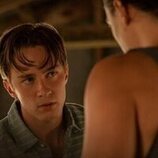 Drew Starkey en 2x04 'La vuelta a casa' de 'Outer Banks'