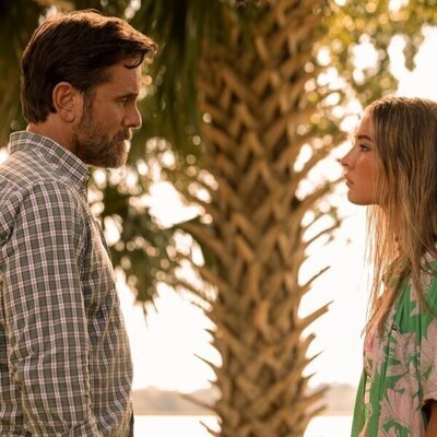 Charles Esten y Madelyn Cline en la temporada 2 y el capítulo 04 de 'Outer Banks'