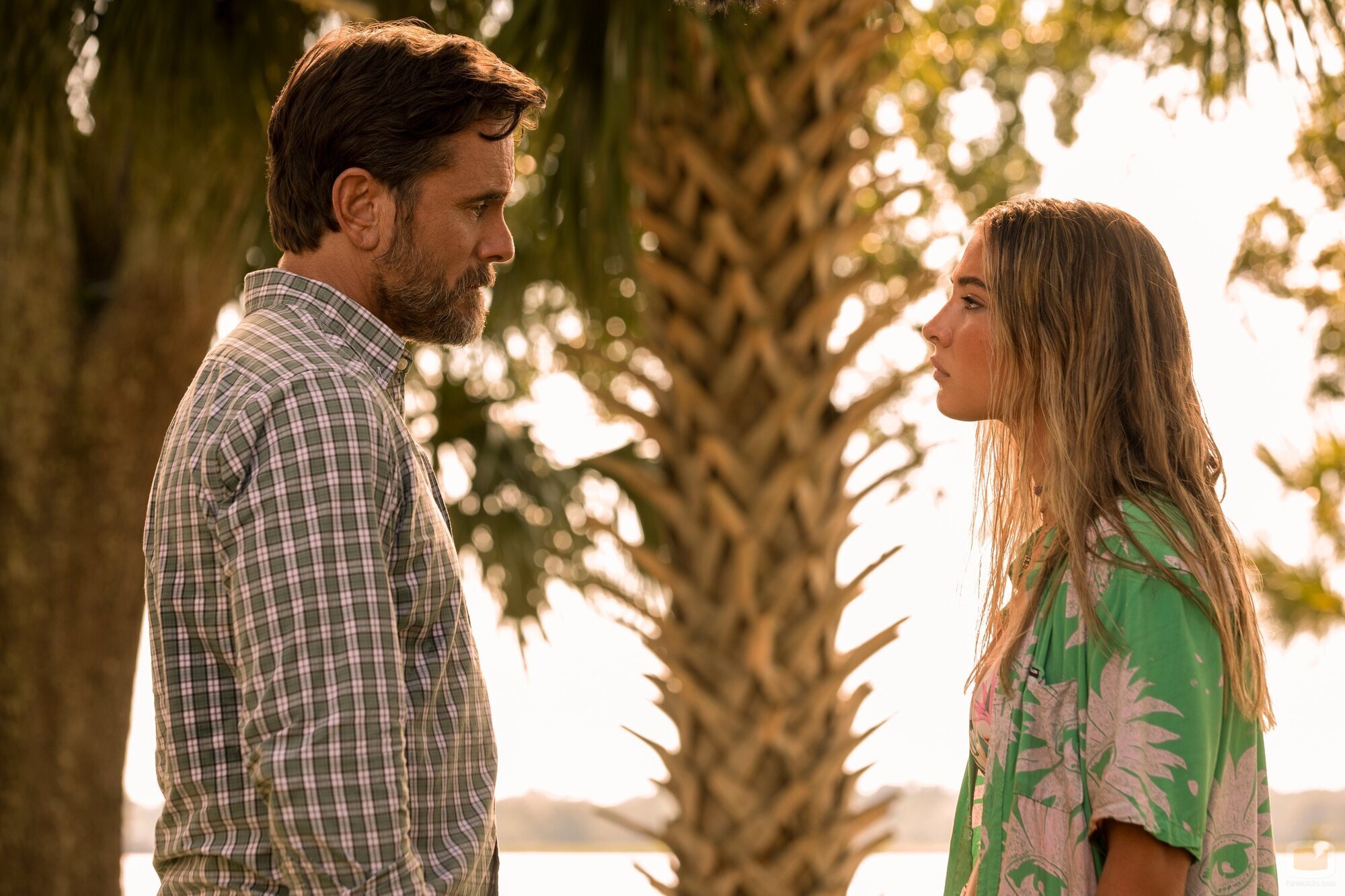 Charles Esten y Madelyn Cline en la temporada 2 y el capítulo 04 de 'Outer Banks'