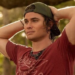 Chase Stokes en 2x04 titulado 'La vuelta a casa' de 'Outer Banks'