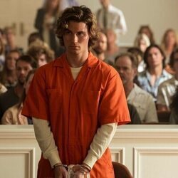 Chase Stokes en 2x05 'El momento más oscuro' de 'Outer Banks'