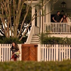 Escena de 2x05 'El momento más oscuro' de 'Outer Banks'