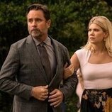 Charles Esten y Caroline Arapoglou en 2x05 'El momento más oscuro' de 'Outer Banks'