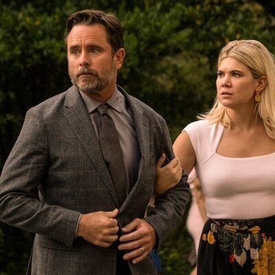 Charles Esten y Caroline Arapoglou en 2x05 'El momento más oscuro' de 'Outer Banks'