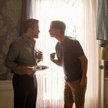 Charles Esten y Drew Starkey en 2x05 'El momento más oscuro' de 'Outer Banks'