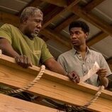 J.D. y E. Roger Mitchell en Capítulo 5 titulado 'El momento más oscuro' de 'Outer Banks'