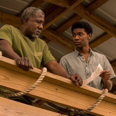 J.D. y E. Roger Mitchell en Capítulo 5 titulado 'El momento más oscuro' de 'Outer Banks'
