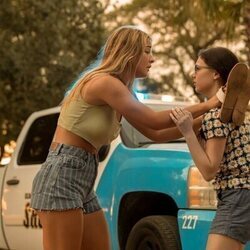 Madelyn Cline y Julia Antonelli en 'El Druthers' de 'Outer Banks'