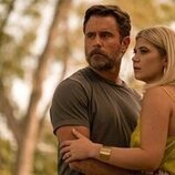 Charles Esten y Caroline Arapoglou en el 2x06 de 'Outer Banks'