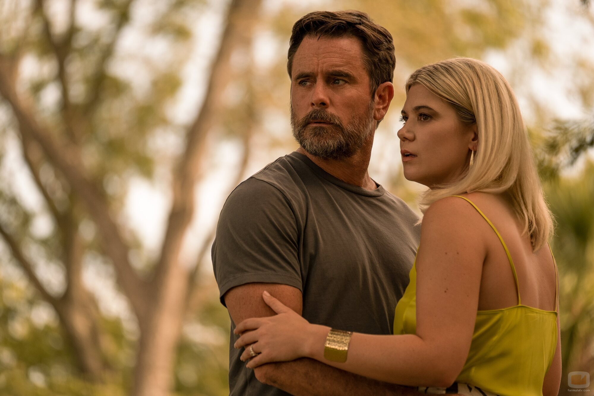 Charles Esten y Caroline Arapoglou en el 2x06 de 'Outer Banks'